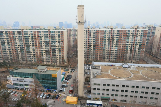 강남권 대형 아파트 가격이 꿈틀거리고 있다. 압구정동 현대1차 아파트 전용 196㎡는 분양가상한제 발표 후 최근 두달새 가격이 2억원 껑충 뛰면서 올해 최고가를 기록 중이다. 사진은 현대아파트 전경.<연합뉴스>